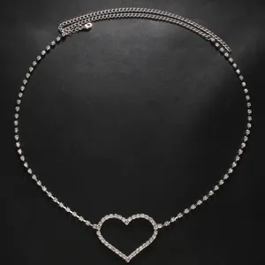 Dettaglio in primo piano di catena da vita cuore strass argento luminoso accessorio