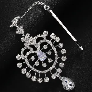 Gros plan détaillé de la chaîne de cheveux en strass ethnique avec pendentifs en cristal brillants.