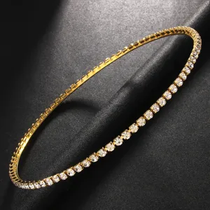 Nahaufnahme des filigranen goldenen Haarreifs mit funkelnden Strasssteinen im Detail.