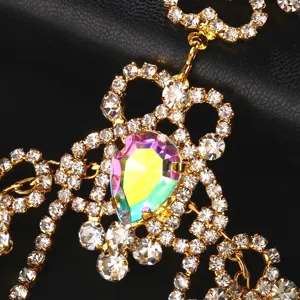 Primo piano dettagliato di maschera in strass dorati con brillante cristallo AB centrale.