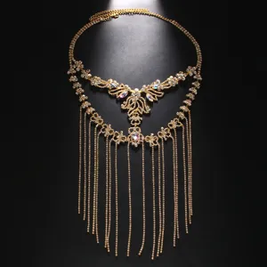 Elegante maschera in catena di strass dorati con nappe di cristallo per feste ed eventi.
