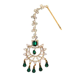 Bijou de tête traditionnel indien Maang Tikka avec strass scintillants et cristaux goutte d'eau.