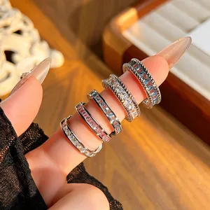 Gedetailleerd overzicht van trendy vierkante kubieke zirkonia stapelbare open ringen chic.