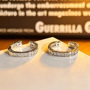 Detailopname van vierkante open ringen met zirkonia en schitterende kristallen pavé-setting
