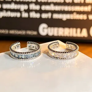 Open ring met vierkante zirkonia stenen en gedraaide touwtextuur voor vrouwen.