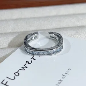 Zilveren vierkante zirkoon open ring detailweergave, minimalistische trendy modesieraden.