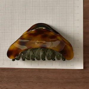 Detail de la pince a cheveux en acetate ecaille, design triangulaire pour epais cheveux.