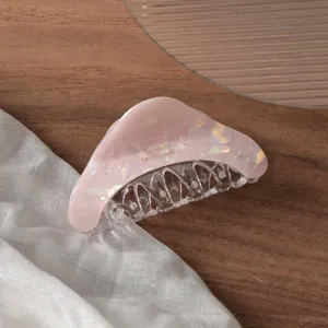 Pince à cheveux en acétate iridescent pour cheveux épais, détail triangle élégant.