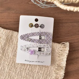 Set di mollette per capelli a quadri e fiori su carta, dettagli di fermaglio carino.