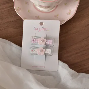 Deliziosi fermagli per capelli con fiocco floreale e perle, pinze laterali in resina trasparente.