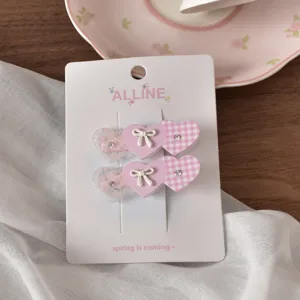 Deliziose mollette per capelli a cuore rosa a quadri con fiocchi e strass per frange.