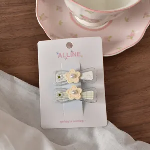 Deliziose mollette per capelli con fiocco floreale e perle, fermagli dolci per styling quotidiano.