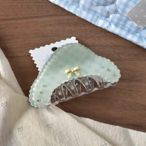 Preciosa pinza para el cabello a cuadros azules con un lindo lazo amarillo y brillantes strass.