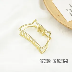 Dettaglio fermaglio per capelli gatto in metallo dorato, accessorio elegante per donne.