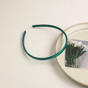 Élégant serre-tête en satin vert foncé, bandeau fin minimaliste pour les femmes au quotidien.