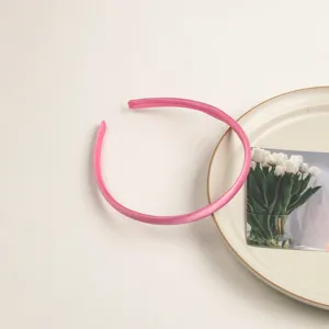 Serre-tête fin en satin rose vue détaillée, accessoire de coiffure élégant pour femmes.