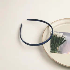 Serre-tête fin en satin bleu foncé pour femme, accessoire élégant pour un style quotidien.