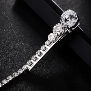 Lunga molletta per capelli con strass e cristalli scintillanti per uno stile elegante.