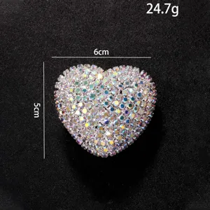 Détail exquis de bague cœur étincelante en strass, mettant en valeur un éclat de cristal coloré.