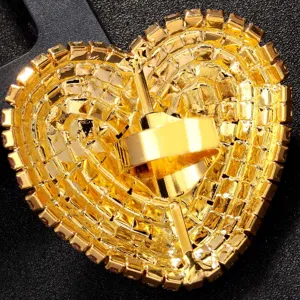 Magnifique bague cœur dorée avec des strass colorés et brillants, anneau réglable ouvert.
