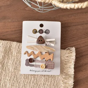 Set di graziosi fermagli per capelli stile nomade autunnale con bottoni e motivi scozzesi.