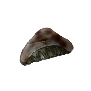 Élégante pince à cheveux triangulaire en acétate marron avec motif écaille pour cheveux épais.
