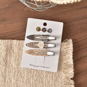 Set di fermagli per capelli a quadri con bottoni, primo piano dettagliato chic.