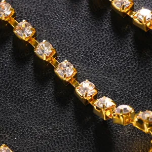 Primer plano detallado de una cadena de diamantes de imitación dorada y muy brillante.