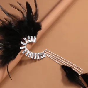 Nahaufnahme der auffälligen Feder Kristall Ohrklemme mit Quasten Ketten für Damen.