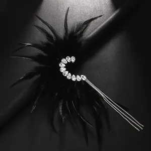 Atemberaubende schwarze Feder Strass Ohrkappe mit langen Silberketten für Modeschmuck.