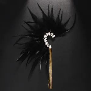 Detailansicht der Retro schwarze Feder Ohrmanschette mit Strass und goldene Quastenketten.