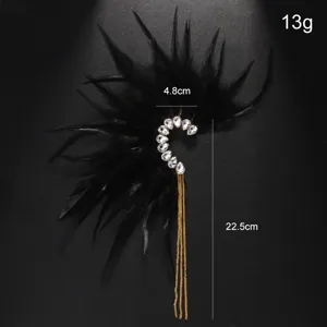 Detailansicht der Vintage schwarzen Feder Ohrklemme mit Strass und langen Goldquasten.