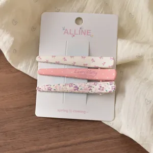 Detailansicht des süßen Blumen- und Schleifen-Haarspangen-Sets, niedliche Accessoires für das Styling.