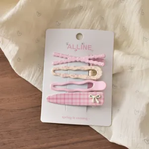 Set mit 4 süßen rosa Haarklammern mit Schleifen und Blumenmustern für süßes Alltagsstyling.