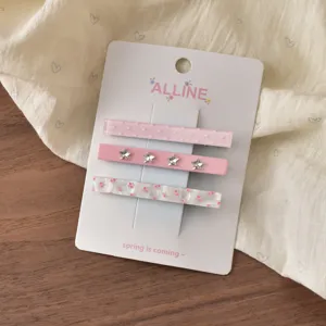 Süßes Haarspangen-Set mit Blumen und Sternen für Damen, rosa Haarnadeln auf Pappkarte verpackt.