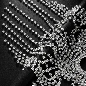 Détail de chaîne de cheveux en strass étincelant, coiffe à franges en cristal luxueuse.
