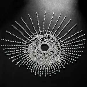 Détail de coiffe à franges en strass scintillants, beau design d'étoile en cristal.