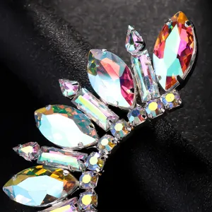 Nahaufnahme von böhmischen Strass-Feder-Ohrclips mit glänzenden irisierenden Kristallen.