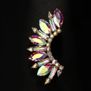 Exquisite Detailansicht der glamourösen, fächerförmigen Strass-Ohrklemme, glitzerndes Design.