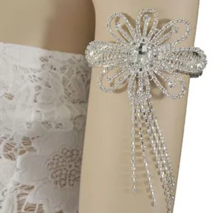 Dettaglio catena da braccio con strass e nappe, bracciale sposa in cristallo luminoso donna.