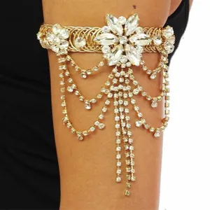 Dettaglio catena da braccio con strass, gioiello da sposa bracciale superiore oro metallico.