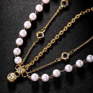 Exquisite mehrsträngige Gold Haarkette mit funkelnden Strasssteinen und feinen Perlen Detail.