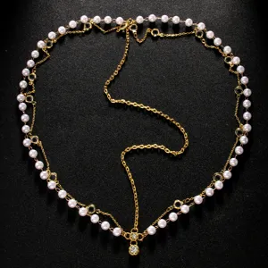 Detailansicht der eleganten goldenen Perlen Haarkette Braut Kopfschmuck mit funkelnden Strasssteinen.