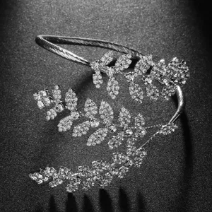 Detaillierte Nahaufnahme des funkelnden Strass Blatt Offen Armreifs mit feiner Textur.
