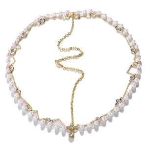 Detailaufnahme und Nahansicht der exquisiten mehrschichtigen Perlen Strass Haarkette.