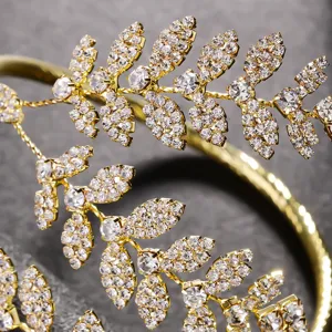 Exquisites goldenes Strass Blatt Zweig Armband Detail, glänzender funkelnder Kristalldiskurs.