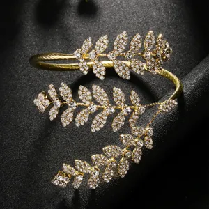 Goldenes Strass Blatt Armband Detailaufnahme, glitzernder offener Armreif fuer Damen.