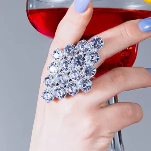 Detaillierte Nahaufnahme eines glitzernden Strass-Geometrie-Cluster-Rings, elegantes Accessoire.