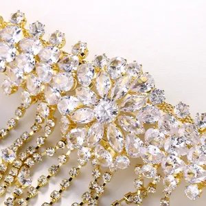 Primo piano dettagliato di bracciale da braccio floreale in strass con frange per spose.