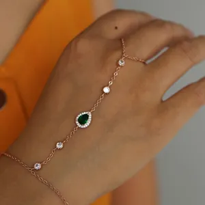 Elegante Roségold Handkette mit grüner Tropfen Kristall und funkelnden Zirkonsteinen.